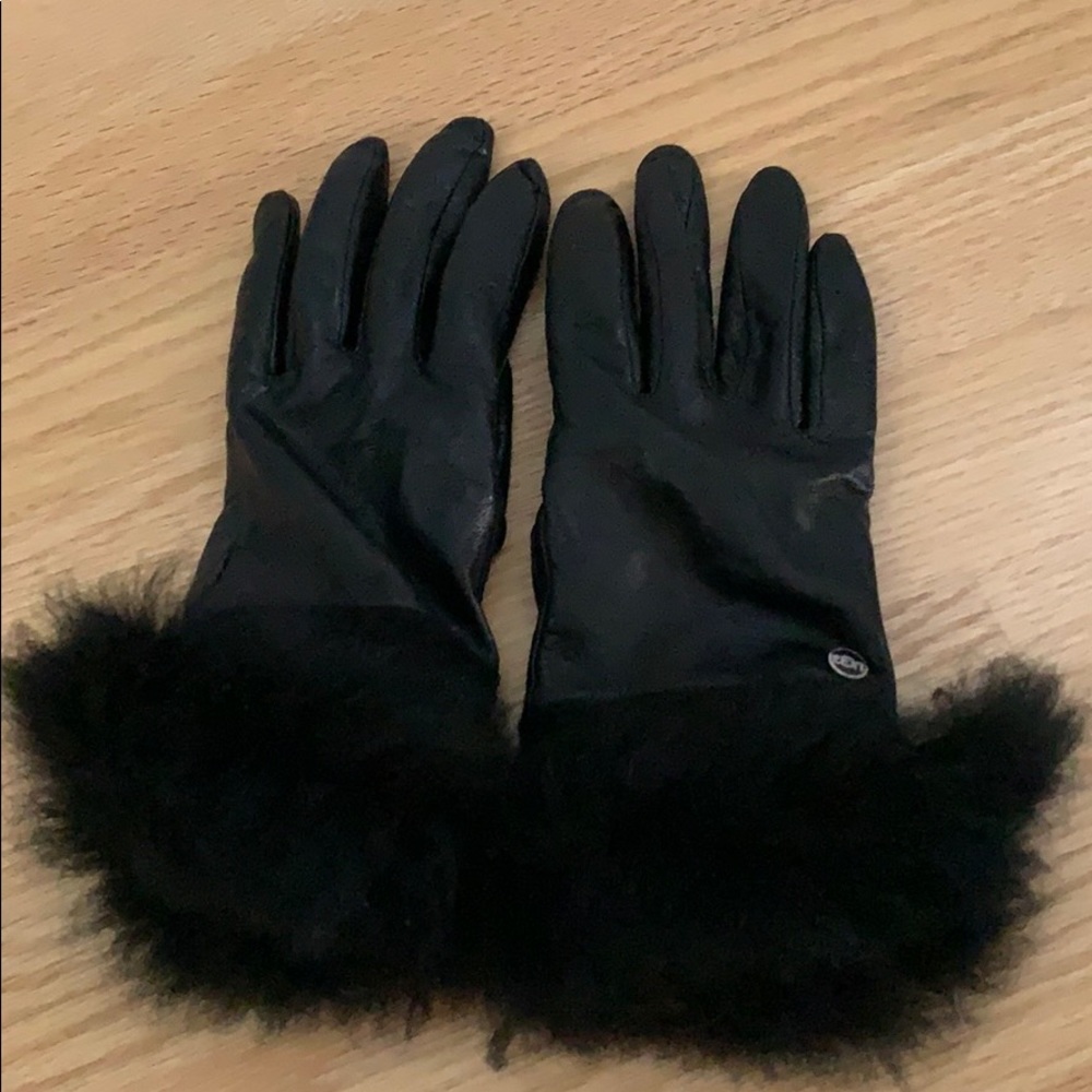UGG® Black Leather Quinn Gloves Medium